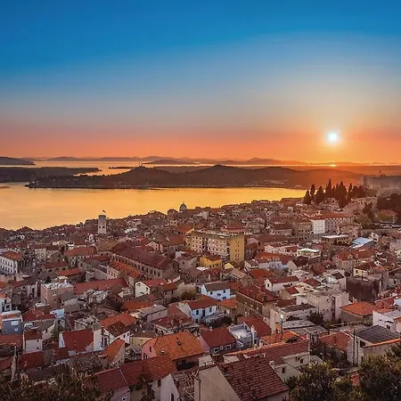 Nice In Dubrava Kod Sibenika W/ Outdoor Swimming Pool, Wifi And 3 Bedrooms بيت للعطل